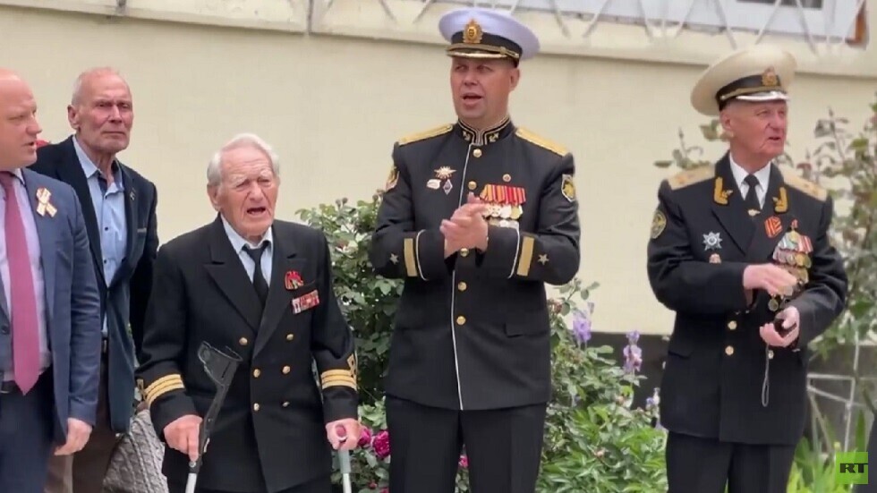 تكريما لهما.. موكب أمام منزلي محاربين قديمين في الحرب الوطنية العظمى بمدينة سيفاستوبول في القرم