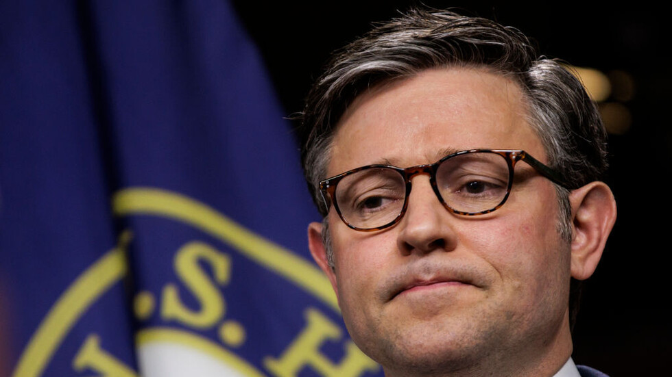 سيناتورة أمريكية تطرح إقالة مايك جونسون من منصبه بسبب الخيانة