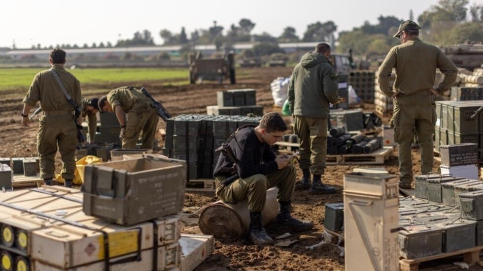 مسؤولون إسرائيليون يعربون عن خشيتهم من تبعات تعليق شحنة الأسلحة الأمريكية على صفقة الرهائن