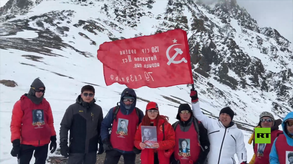 شاهد.. متطوعو "الفوج الخالد" ينصبون راية النصر على قمة بوتين في قيرغيزستان