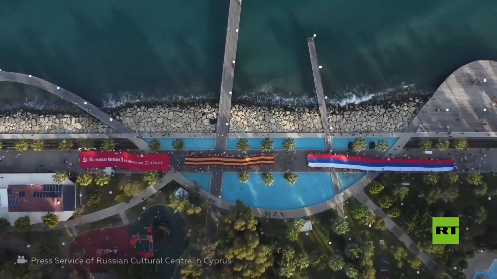 الآلاف يرفعون علم روسيا العملاق في قبرص احتفالا بيوم النصر