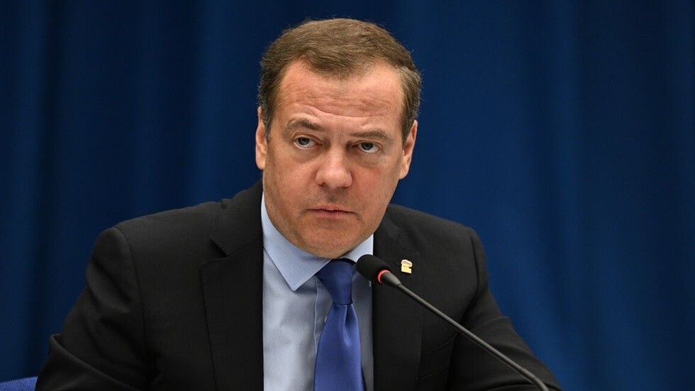 مدفيديف يصف كاميرون بالبريطاني "الموحل ذي الوجهين"