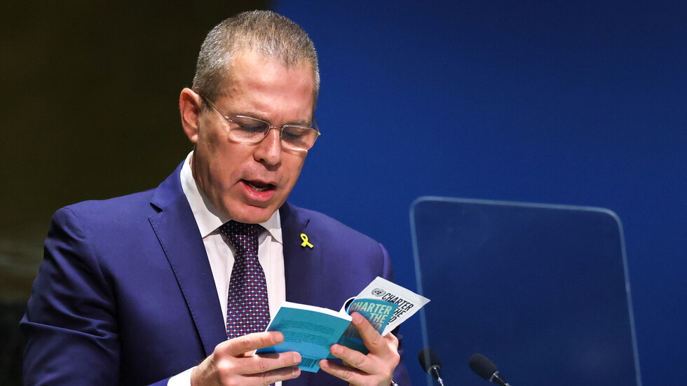 بالفيديو.. سفير إسرائيل يمزق نسخة من ميثاق الأمم المتحدة خلال جلسة حول عضوية فلسطين الكاملة بالمنظمة