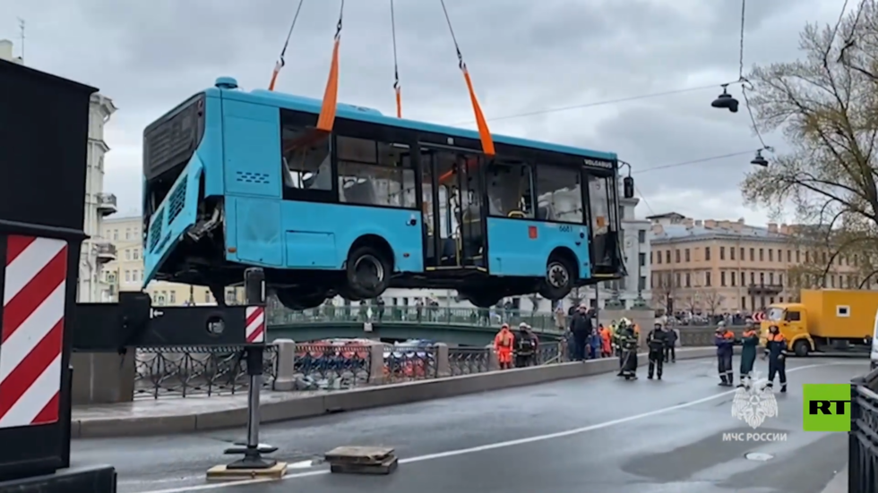 انتشال حافلة ركاب سقطت في نهر بسان بطرسبورغ في حادث مروع