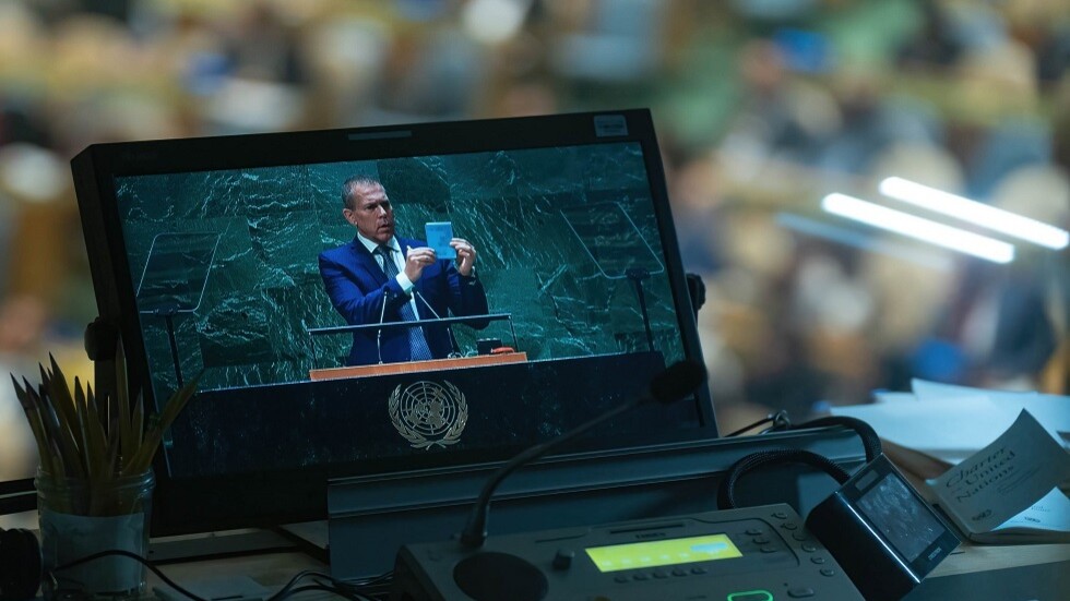 طهران تعلق على قيام سفير إسرائيل بتمزيق 