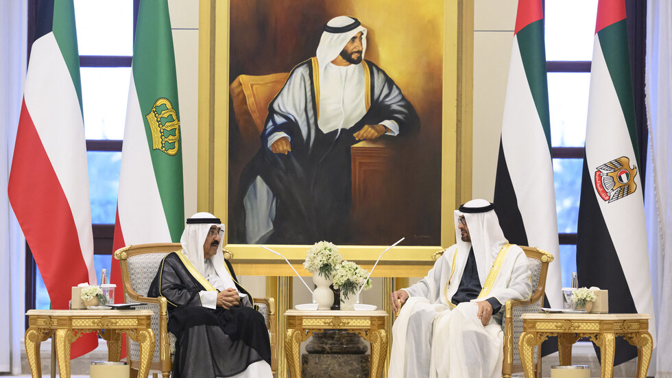 أمير الكويت ورئيس الإمارات يجريان مباحثات عقب قرارات حل مجلس الأمة الكويتي وتعطيل مواد في الدستور