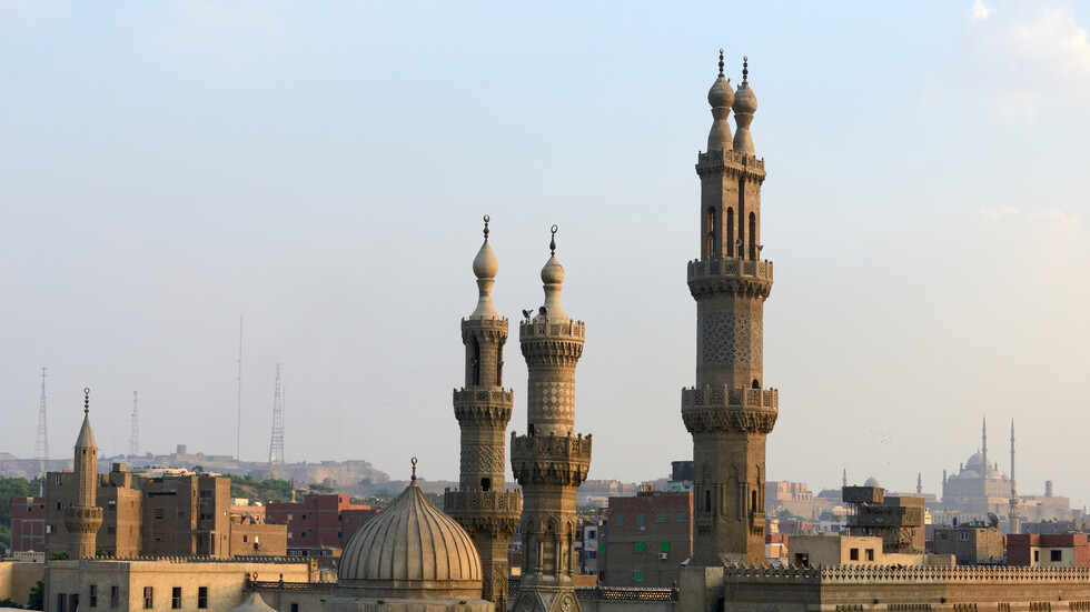 بعد تجاوزات بعض المصلين.. وزير الأوقاف المصري يمنع تصوير الجنازات بالمساجد