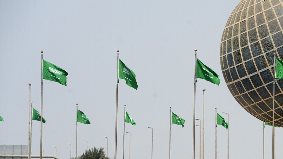 السعودية.. القبض على مقيمة لتوثيقها ونشرها محتوى مرئيا مخلا بالآداب العامة والكشف عن جنسيتها (فيديو)