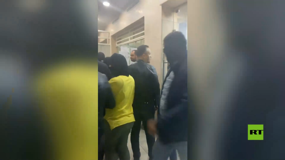 مشاهد من مداهمة الشرطة التونسية مقر عمادة المحامين واعتقال المحامية سنية الدهماني