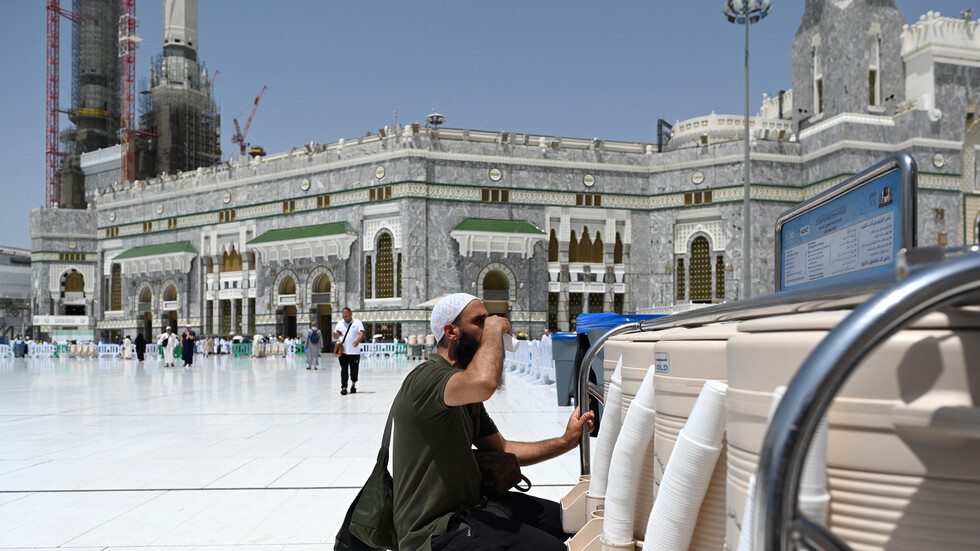 "بالأشعة فوق البنفسجية".. السعودية توضح تفاصيل ومراحل تنقية ماء زمزم قبل استعماله
