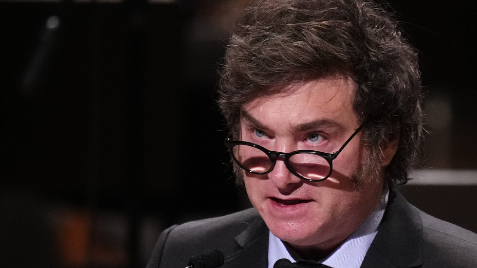 انتشار مشاهد مهاجمة الرئيس الأرجنتيني بزجاجة فجت رأس حارسه (صور+ فيديو)