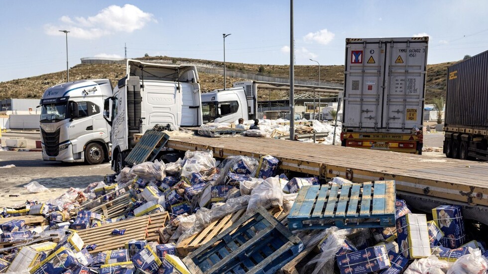 لابيد: الهجوم على قوافل المساعدات لا يخدم سوى "حماس"