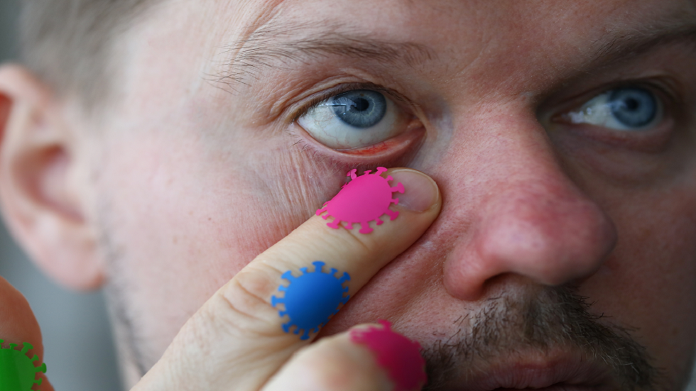 دراسة غير مسبوقة: فيروس كورونا يخترق "شبكية العين" ويضر بالرؤية