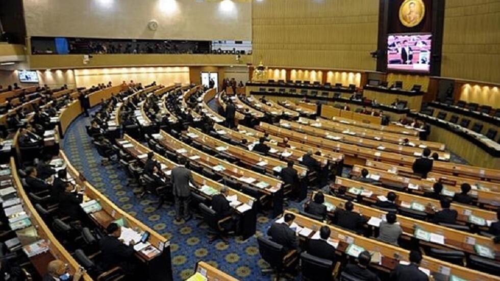 الشرطة التايوانية تلاحق نائبا منع البرلمان من تمرير أحد القوانين بـ"شجاعة قل نظيرها" (فيديو)