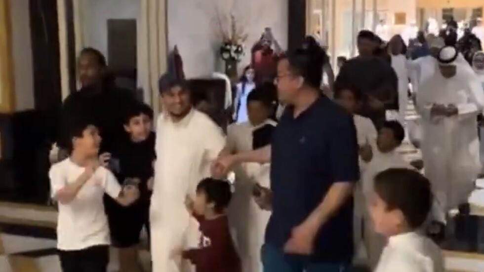 إلغاء حفل استقبال "شباب البومب" في الكويت جراء الازدحام وسط حالات إغماء كثيرة "فيديو"