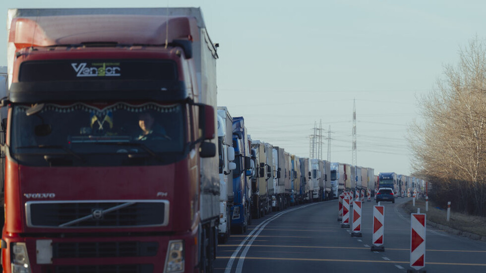 سائقو الشاحنات في أوكرانيا ينظمون احتجاجا ضخما اعتراضا على قانون التعبئة الجديد (فيديو)