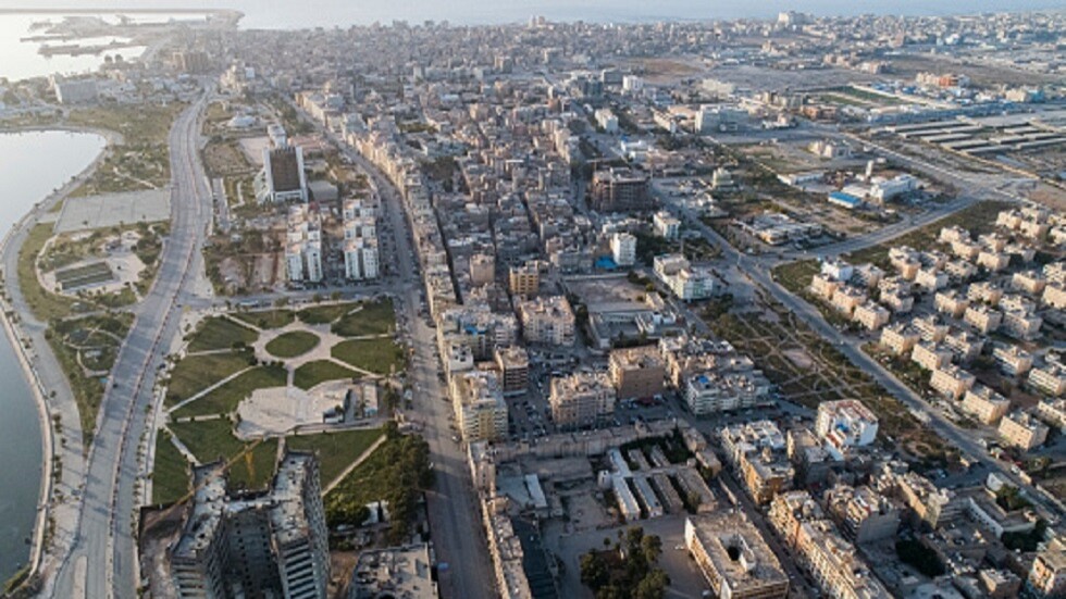 "ديلفري".. ضبط شخص يوزع المخدرات في مدينة بنغازي الليبية (صور)