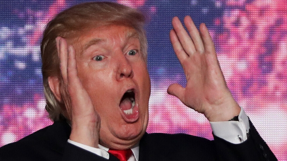 بالمزاح وضحكات الجمهور.. ترامب ينقذ نفسه من موقف محرج على المسرح!