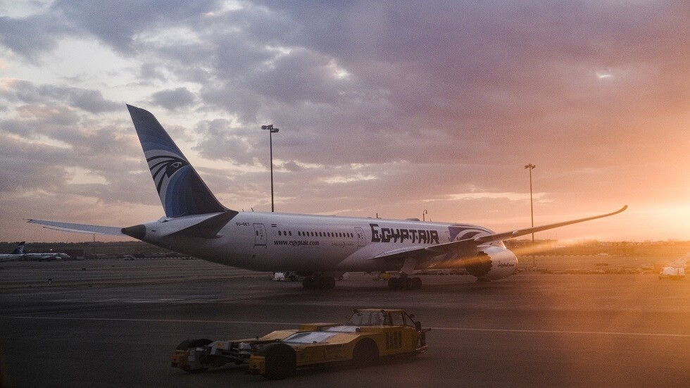 مسافرة تتقدم بشكوى ضد شركة "مصر للطيران" بسبب "دودة في وجبة طعام"