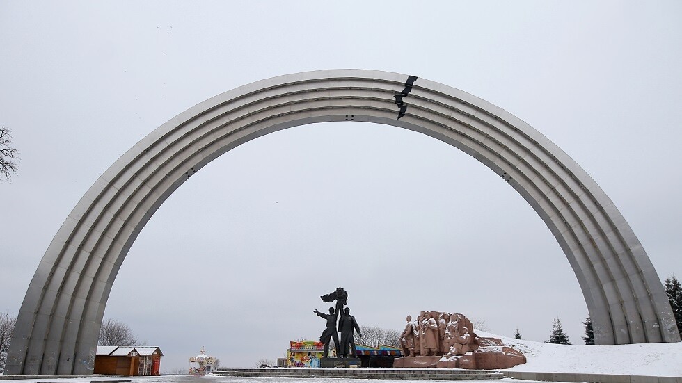 مدير معهد أوكراني يقترح تحويل قوس "صداقة الشعوب" في كييف إلى رمز للمثليين