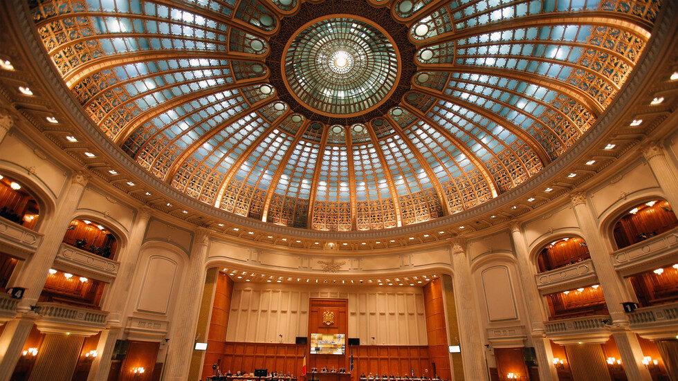 عقاب مناسب لنائب روماني عض زميله في أنفه خلال شجار عنيف تحت قبة البرلمان (فيديو)