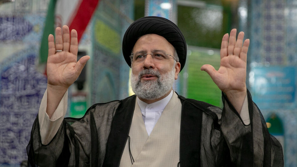 حشود غفيرة من الإيرانيين تتوافد للمشاركة في الصلاة على جثمان رئيسي والوفد المرافق له (فيديو)