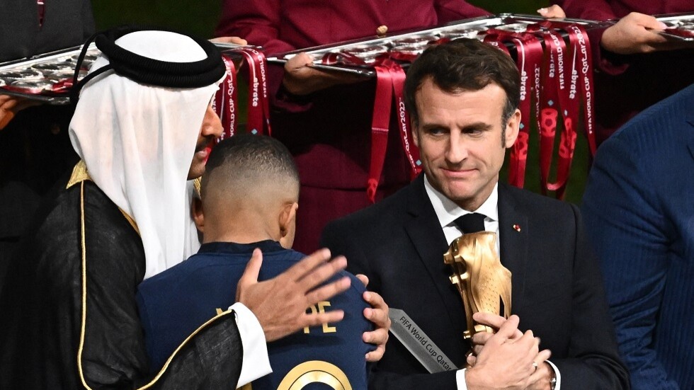 "ليكيب" تكشف كواليس لقاء بين ماكرون وبيرز في قصر الإليزيه