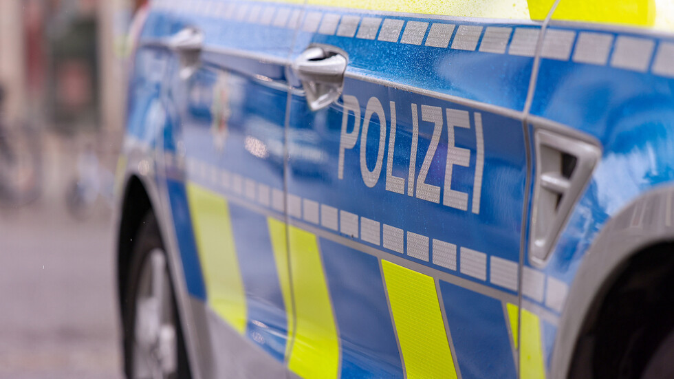 سيارة تقتحم بوابة القنصلية الروسية في مدينة بون الألمانية (صور)