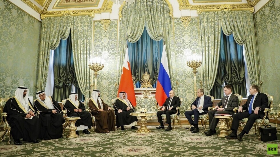 الرئيس الروسي يوجه الدعوة لملك البحرين لحضور قمة "بريكس"