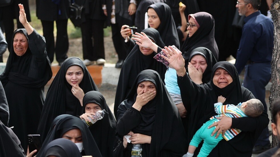 ابنة قاسم سليماني تقدم خاتم والدها ليدفن مع جثمان وزير الخارجية عبد اللهيان (فيديو)
