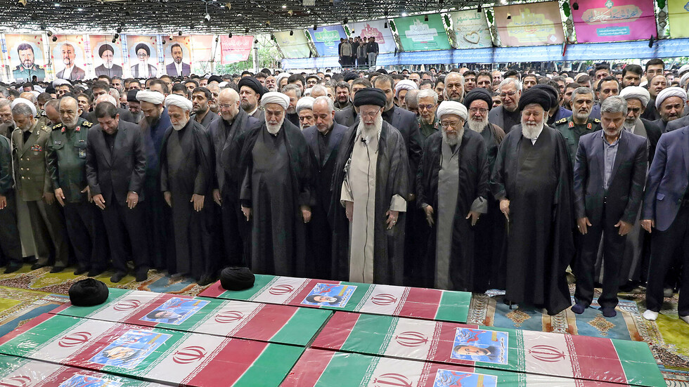 تفاعل كبير مع أداء خامنئي لصلاة الجنازة على إبراهيم رئيسي (فيديو)