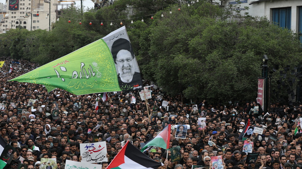 حاخامات يهود يشاركون في مراسم توديع جثمان الرئيس الإيراني ويثيرون تفاعلا كبيرا (فيديوهات)