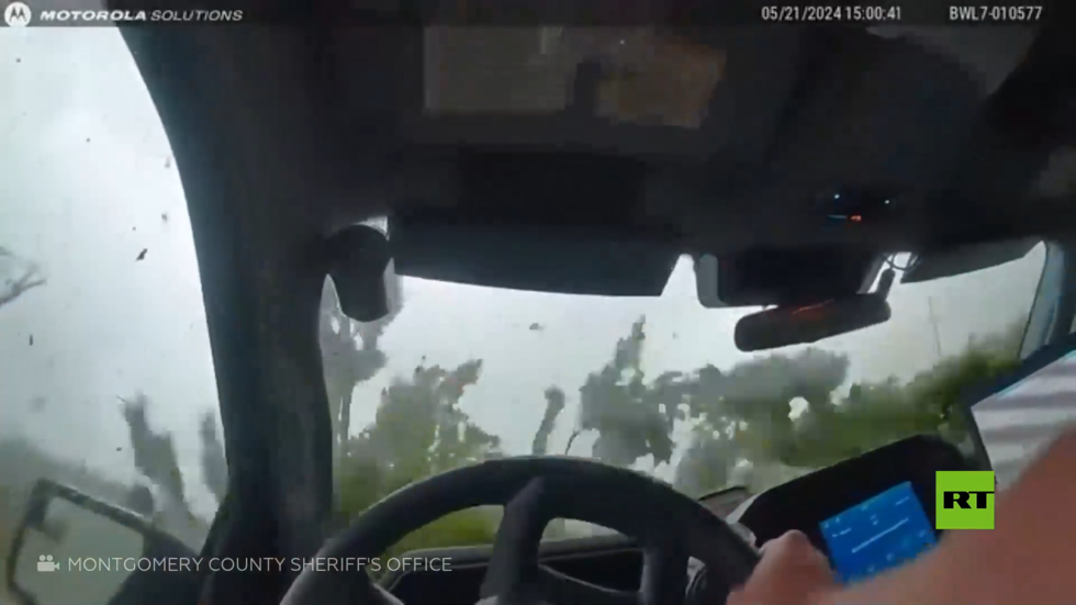 شاهد.. سيارة الشرطة عالقة وسط إعصار مدمر ضرب ولاية أيوا الأمريكية