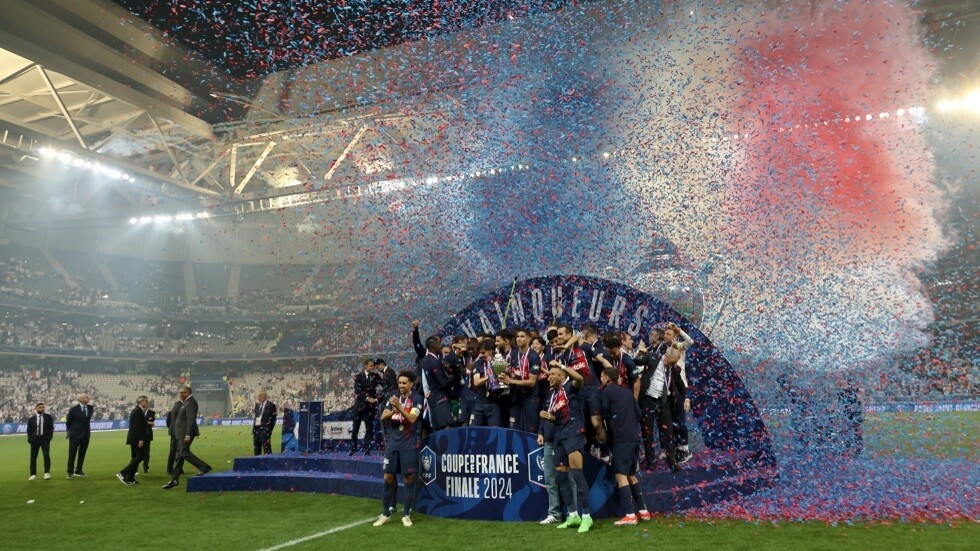 باريس سان جيرمان يرفع كأس فرنسا.. ويودع نجمه مبابي برفعه على الاكتفاف  (فيديو)