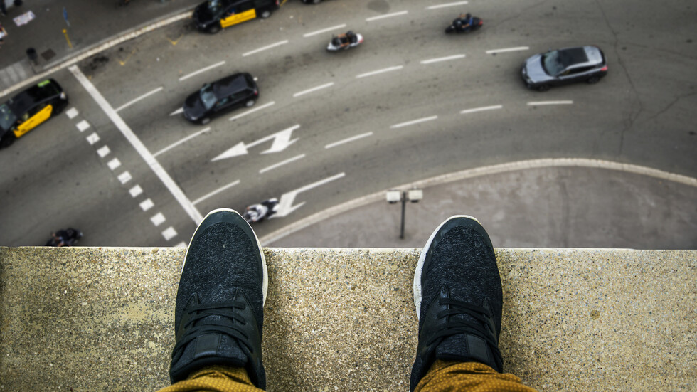 بالفيديو.. منع محاولة انتحار في بيروت