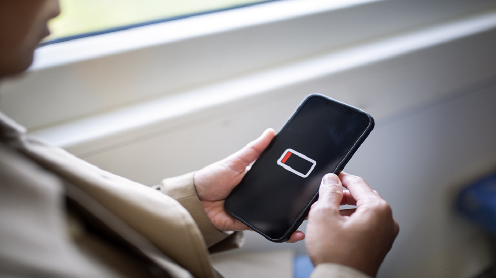 طريقة موثوقة من آبل لإطالة عمر بطارية "آيفون"