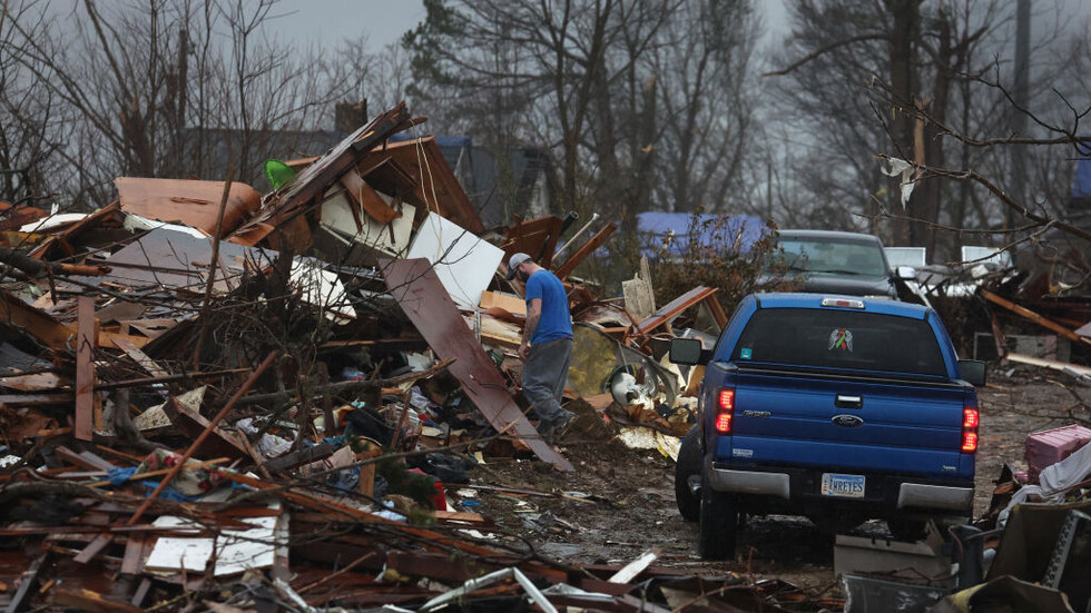 ولاية  كنتاكي تحذر من طقس أكثر قسوة بعد العواصف التي قتلت 14 شخصا