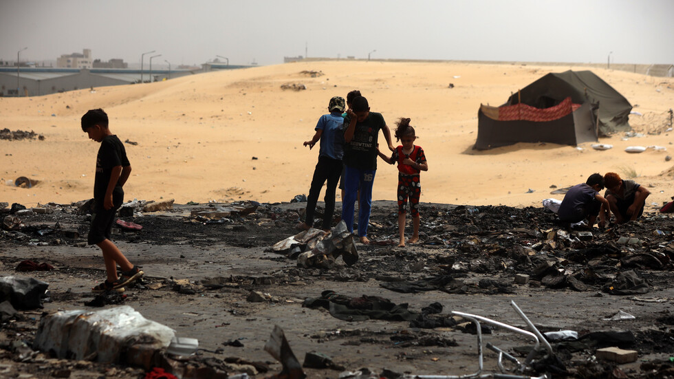 تفاعل كبير على فيديو للعثور على ورقة من المصحف لم تحترق  في جيب سيدة قتلت في "مجزرة رفح".. (فيديو)