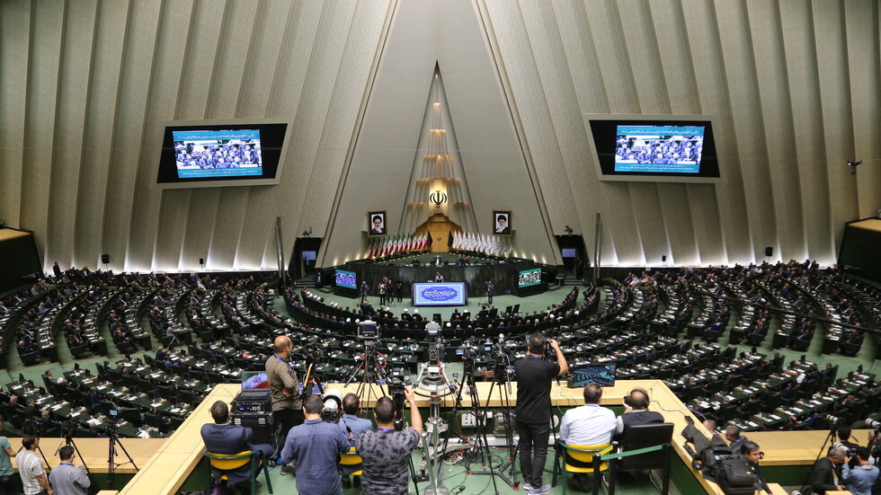 البرلمان الإيراني يعيد انتخاب قاليباف رئيسا له