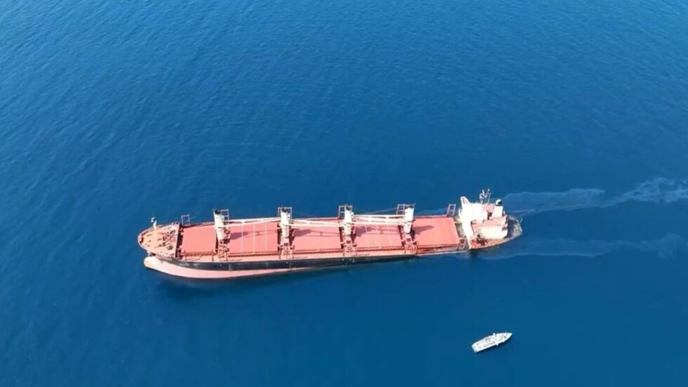 شركة "أمبري" للأمن البحري: سفينة تجارية تبلغ عن استهدافها بـ3 صواريخ جنوب غربي الحديدة