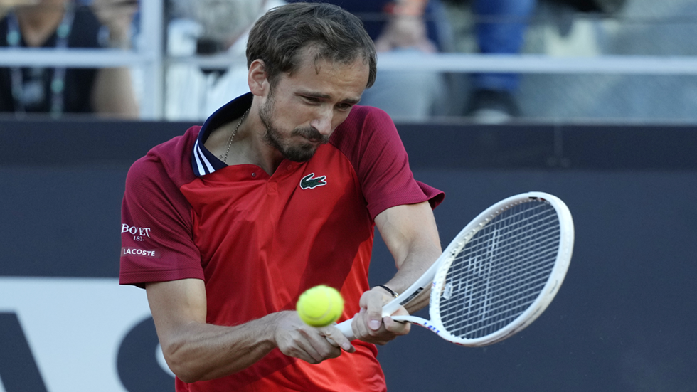 مدفيديف يلحق بركب المتأهلين إلى ثاني أدوار "رولان غاروس"