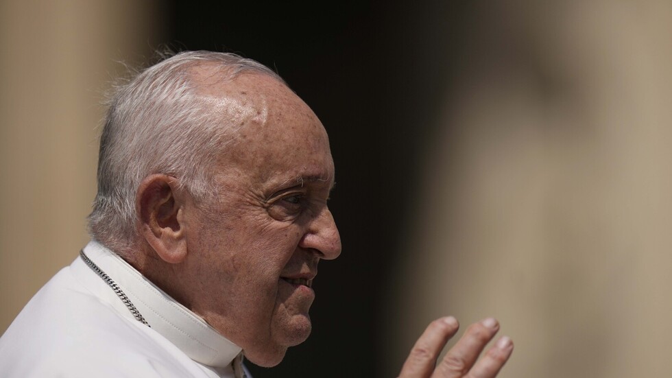 في حدث استثنائي.. بابا الفاتيكان يعتذر للمثليين