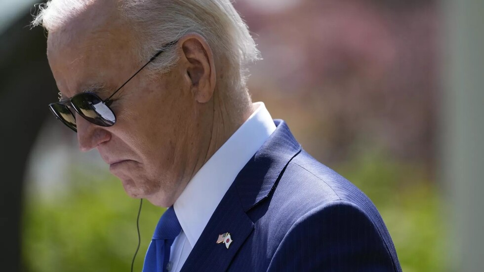 "بوليتيكو": الخوف يتملك الحزب الديمقراطي لتدني فرص إعادة انتخاب بايدن