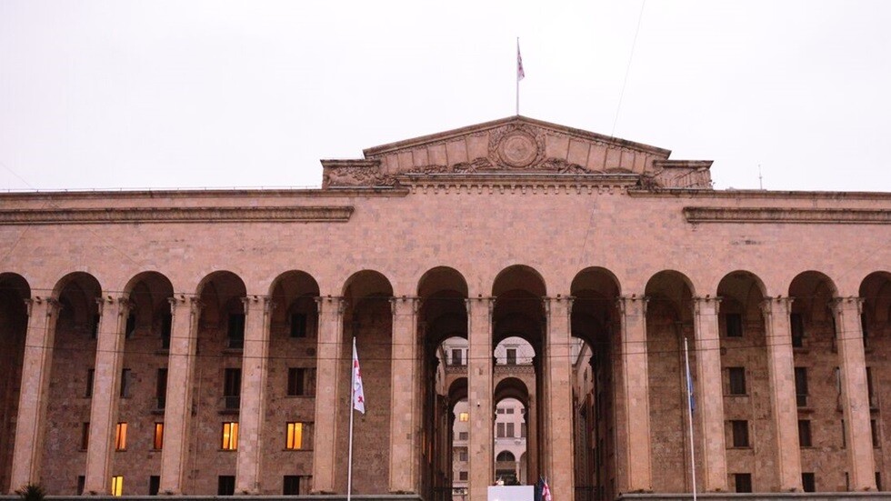 البرلمان الجورجي يلغي "الفيتو" الرئاسي ويقر قانون "العملاء الأجانب"
