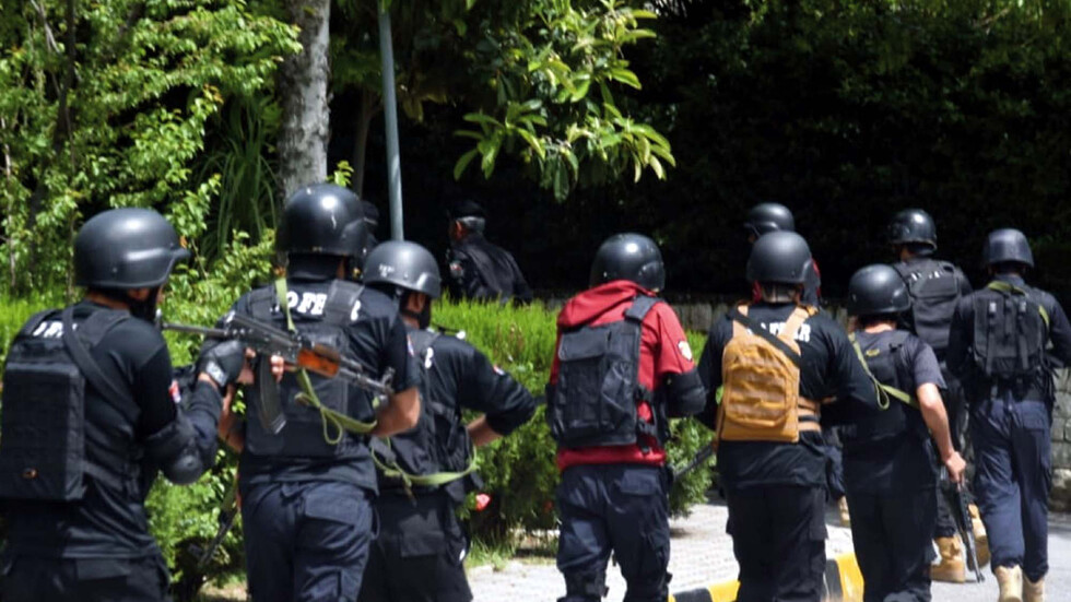 في ثالث هجوم من نوعه هذا الشهر.. مجموعة مسلحة تضرم النار في مدرسة للبنات شمال غربي باكستان