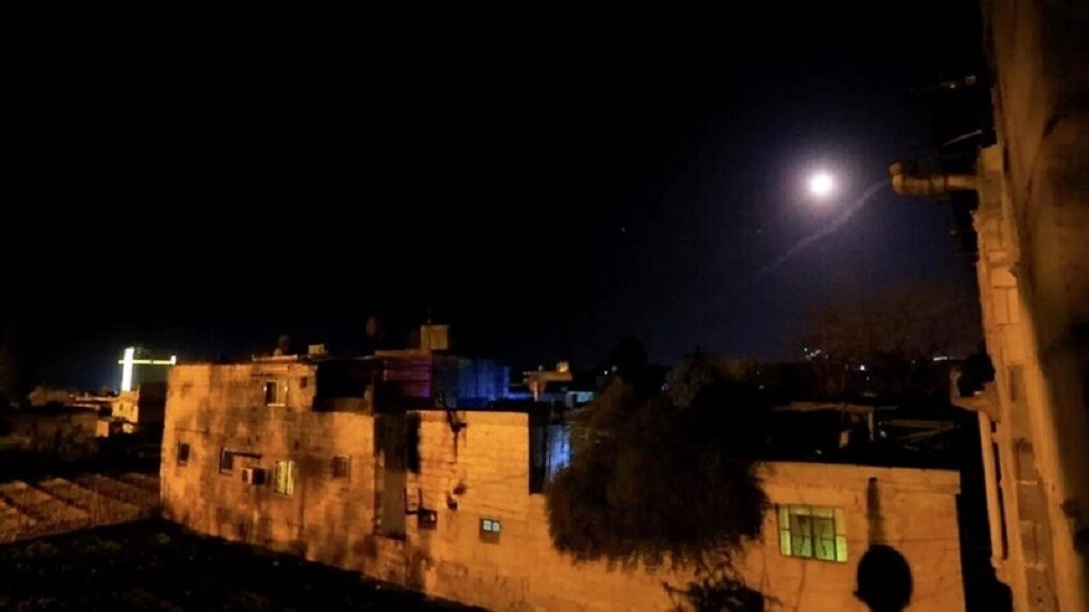 "سانا": الدفاعات الجوية تتصدى لأهداف معادية في ريف حمص الشرقي (فيديو)