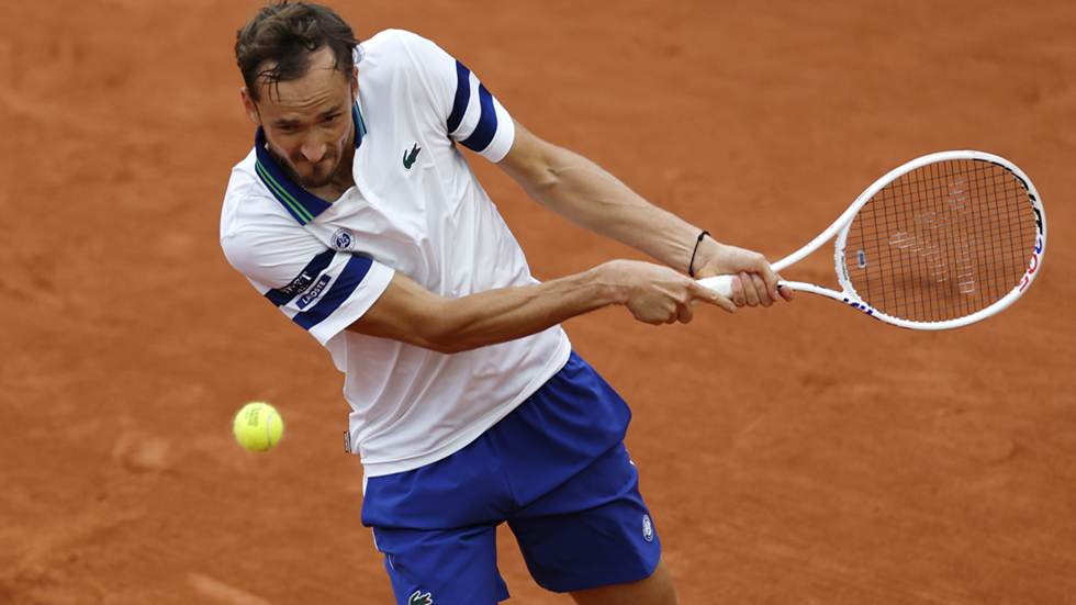 مدفيديف يحجز مقعده في الدور الثالث لبطولة "رولان غاروس"