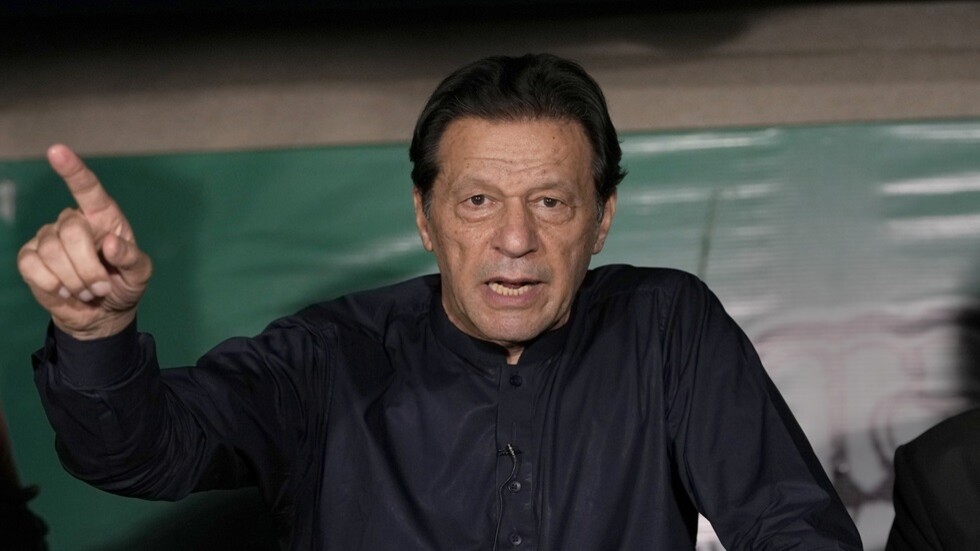 باكستان.. عمران خان يتحدث عن سرقة فوز حزبه في الانتخابات ويروي معاناته في محسبه الانفرادي