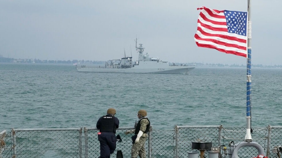 اعتقال قائد البحرية الأمريكية السابق في أوروبا وإفريقيا بتهمة الرشوة