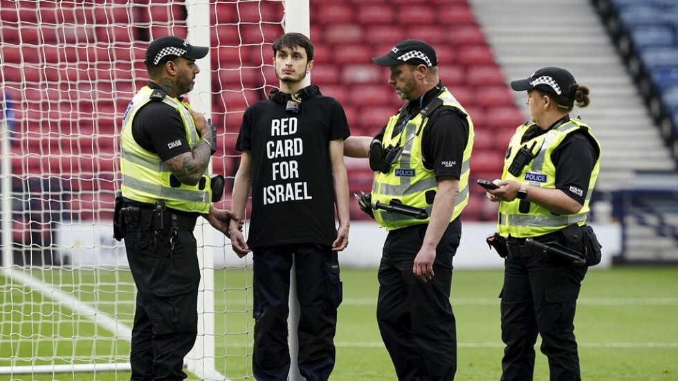 "بطاقة حمراء لإسرائيل".. محتج يكبل نفسه بعارضة مرمى في مباراة اسكتلندا وإسرائيل لكرة القدم النسائية